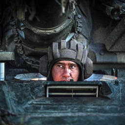 Ein ukrainischer Soldat der 22. Brigade bei einer Nachtschießübung mit einem T-72 Panzer.