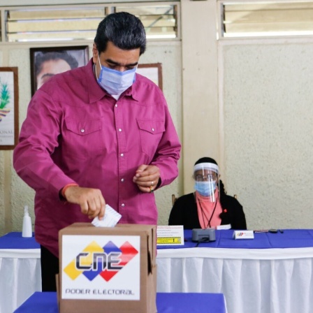 Nicolás Maduro bei der Stimmabgabe in Caracas (Venezuela) am 6. Dezember 2020.