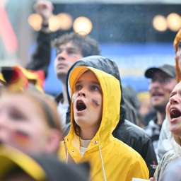 Fußballfans verfolgen auf dem Fanfest in Leipzig das Vorrundenspiel Deutschland - Ungarn der EM 2024.