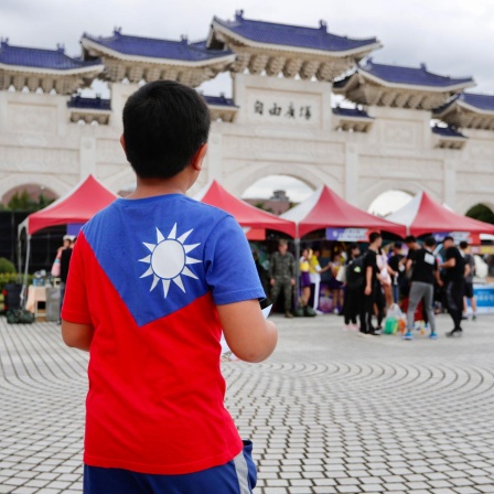 Ein Junge trägt ein T-Shirt, das mit der Flagge von Taiwan bedruckt ist.
