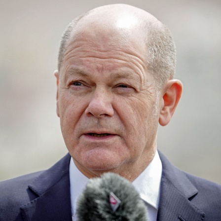 Bundeskanzler Olaf Scholz gibt nach einem Treffen mit dem jordanischen König vor der Weiterreise nach Isreal ein Pressestatement.