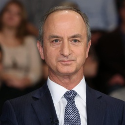 Janusz Reiter sitzt in einem Fernsehstudio und schaut freundlich in die Kamera