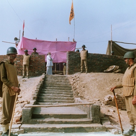 Militärpolizisten bewachen den im Bau befindlichen Tempel. Radikale Hindus zerstörten am 6. Dezember 1992 die 1528 erbaute Babri-Moschee in Ayodhya im indischen Bundesstaat Uttar Pradesh.