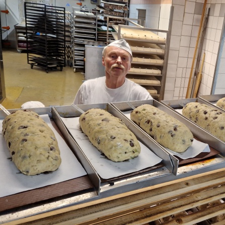 In der Adventszeit wird bei Bäcker Bräunig Stollen gebacken. Die Kunden bringen ihre Zutaten mit, der Bäcker macht den Teig, formt die Stollen und bäckt sie im Ofen aus.