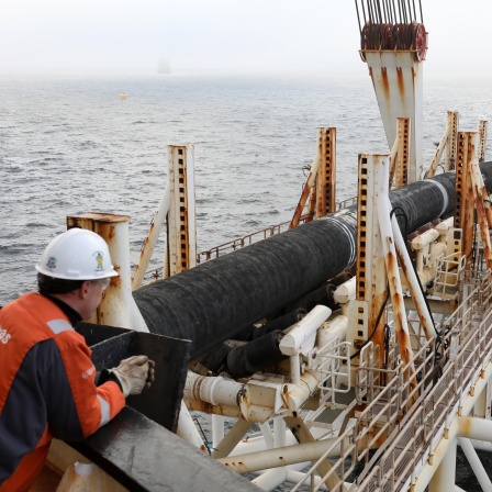 Das Verlegeschiff "Audacia" des Offshore-Dienstleisters Allseas verlegt in der Ostsee vor der Insel Rügen Rohre für die Gaspipeline Nord Stream 2 (Archivbild).