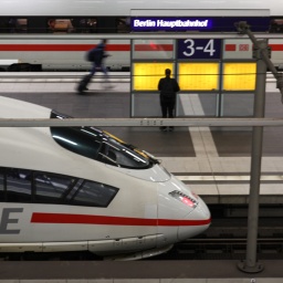 Zwei ICE Züge stehen am Berliner Hauptbahnhof