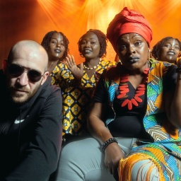 Les Mamans du Congo mit dem französischen Hip-Hop- und Electronic-Produzenten RROBIN