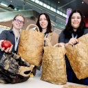 Die Teilnehmerinnen Anja Armstrong (l-r), Jennifer Boronowska und Seyma Celik aus Rüsselsheim am Main stellen beim Wettbewerb "Jugend forscht" ihre kompostierbaren Einwegtüten aus Biokunststoff vor.