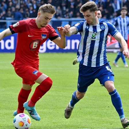 Marten Winkler (Hertha BSC) und Leon Jensen (Karlsruher SC) kämpfen um den Ball