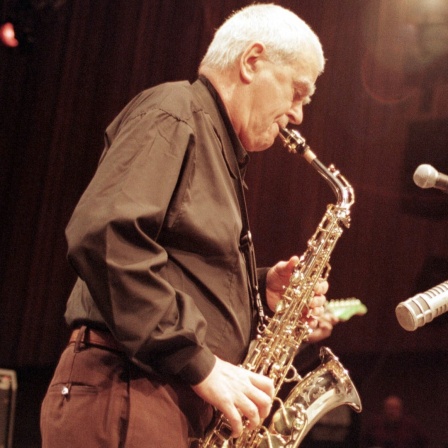 Der Saxofonist Charlie Mariano beim Spielen seines Instrumentes.