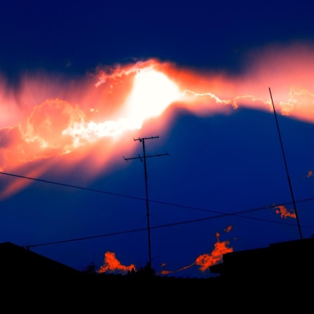 Eine Antenne vor Gewitterwolken mit Sonnenuntergang.