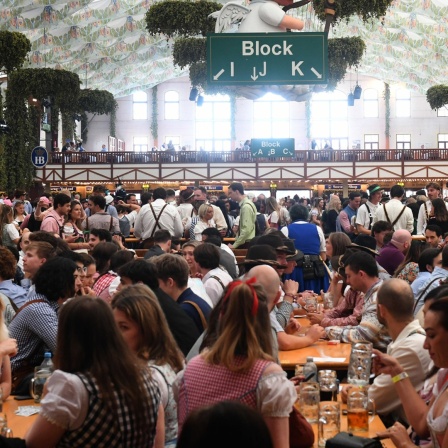 Oktoberfest: Gäste feiern schon vor dem Ansicht im Hofbräuzelt 