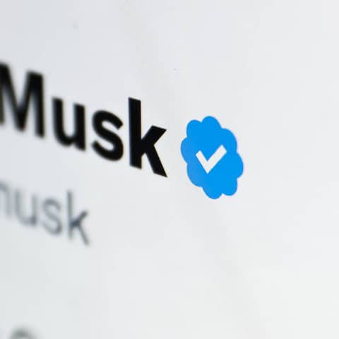 Screenshot des Twitter-Accounts von Elon Musk mit blauem Haken