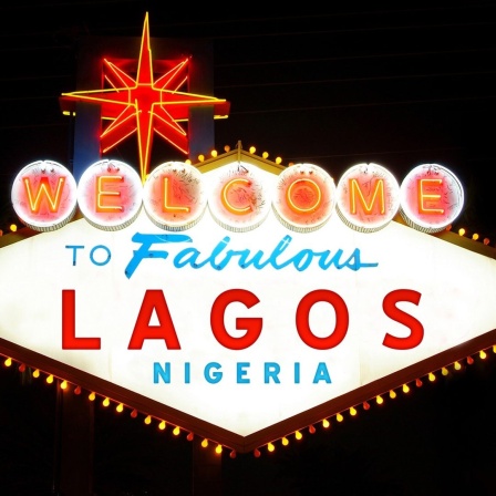 Eine beleuchtete Werbereklame für die nigerianische Stadt Lagos
