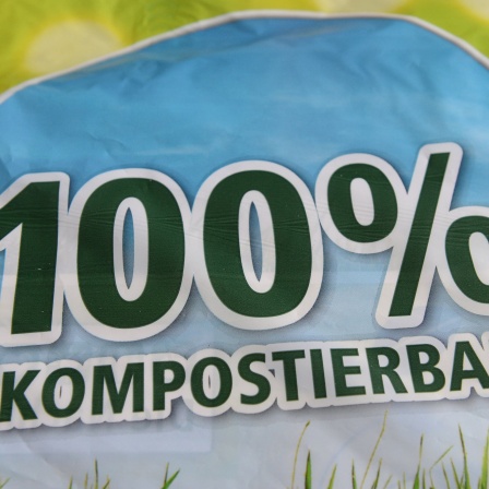 Eine Einkaufstüte mit dem Aufdruck &#034;100 Prozent kompostierbar!&#034;