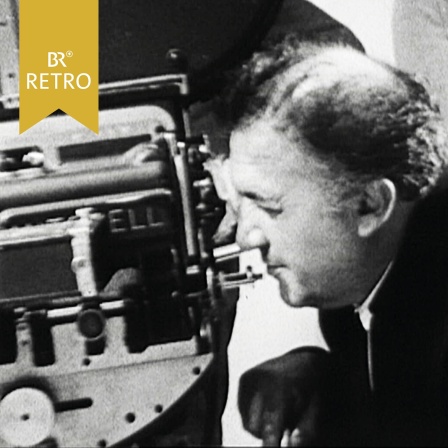 Federico Fellini schaut durch den Sucher einer Filmkamera | Bild: BR Archiv