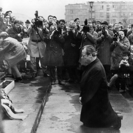 Willy Brandt beim Kniefall in Warschau am 6.12.1970