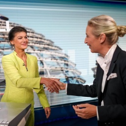 AfD-Chefin Alice Weidel und BSW-Gründerin Sahra Wagenknecht reichen sich in einem TV-Studio die Hände