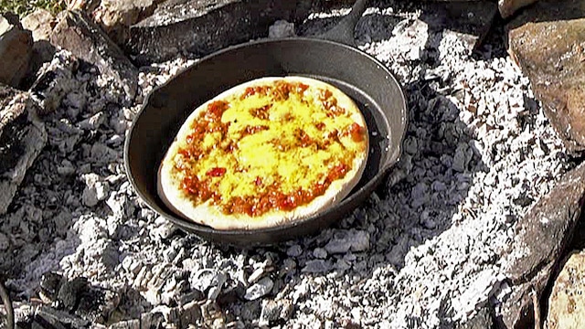 Wildkräuterpizza auf dem Lagerfeuer