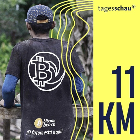 Zwei junge Männer mit Bitcoin-Shirts von hinten in El Salvador.