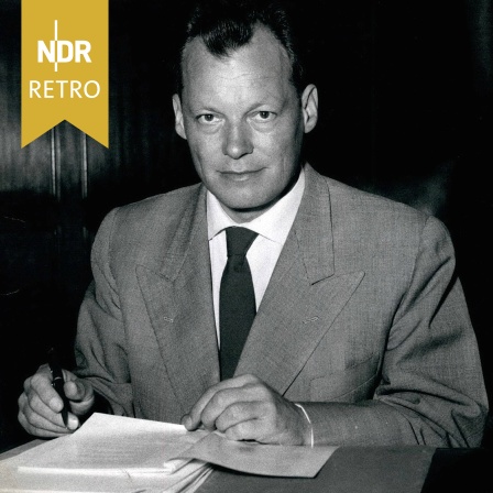 Willy Brandt an seinem Schreibtisch in Berlin, 1957