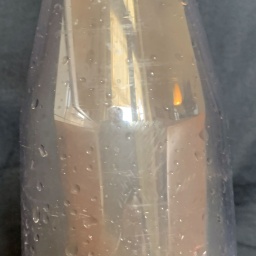 In einer Plastikflasche haben sich Nebel und Wassertropfen gebildet.