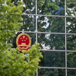 Ein Wappen der Volksrepublik China hängt an der Fassade der chinesischen Botschaft in Berlin (Bild: picture alliance/dpa/Hannes P. Albert)