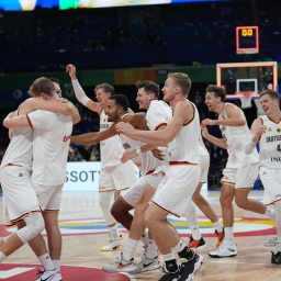 Die deutschen Basketballer jubeln nach dem Abpfiff des WM-Finals