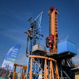 Neuruppin: Bei einem Pressetermin anlässlich des Bohrstarts wird das Geothermieprojekt der Stadt vorgestellt, 06.06.2024; © picture alliance/dpa/Jens Kalaene