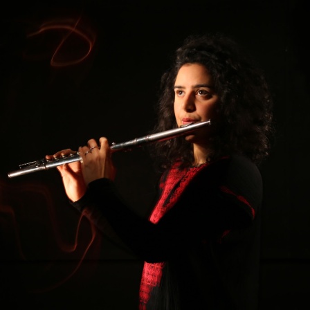 Naïssam Jalal spielt Querflöte.