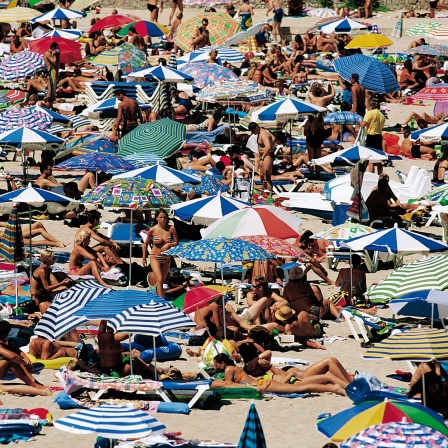 Am Strand Son Moll am Ortsrand von Cala Rajada auf Mallorca herrscht reges Treiben