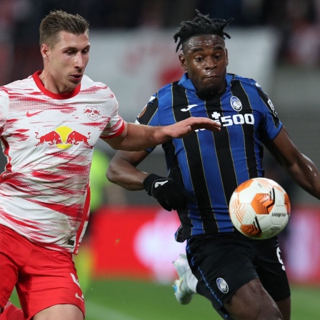 Bergamos Duvan Zapata (r) und Leipzigs Willi Orban kämpfen um den Ball
