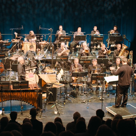 Konzertszene: Schlagzeuger John Hollenbeck und die NDR Bigband beim Konzert auf Kampnagel in Hamburg