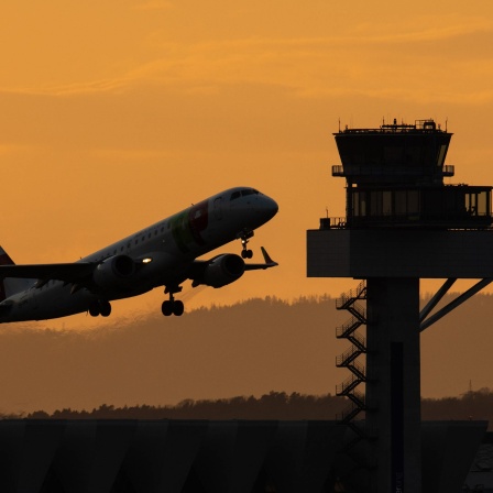 Eine Passagiermaschine startet im letzten Licht des Tages vom Flughafen Frankfurt.