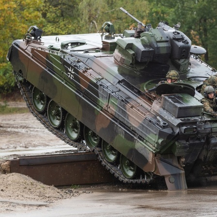 Ein Schützenpanzer der Bundeswehr vom Typ Marder fährt bei einer Übung über ein Hindernis.