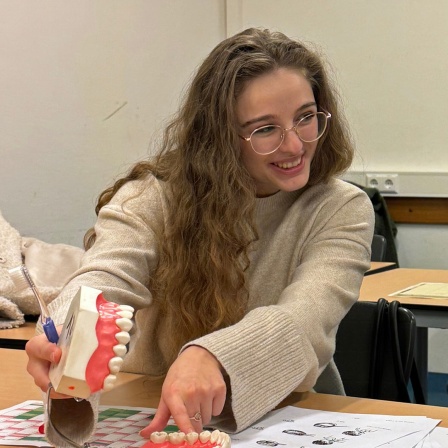Die ukrainischen Auszubildenden Valentyna Tymchuk (l.) und Alina Teilor in der Beruflichen Schule für medizinische Fachberufe in Hamburg.