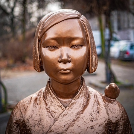 Eine bronzefarbene Frauenskulptur erinnert in Berlin-Mitte an die Koreanerinnen, die während des 2.Weltkriegs japanischen Soldaten als Zwangsprostituierte dienen mussten