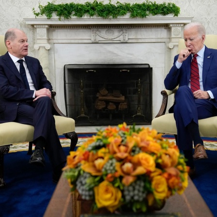 Olaf Scholz und Joe Biden sitzen nebeneinander im Oval Office.