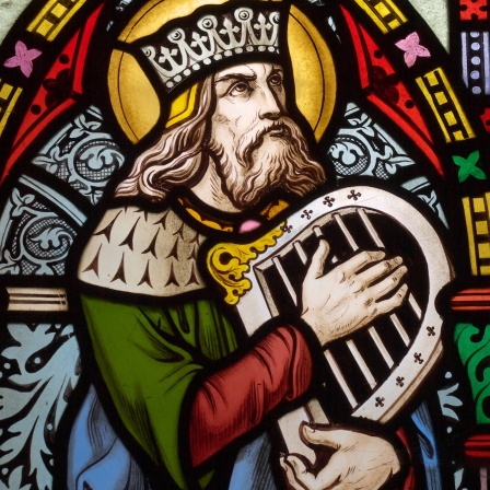 Detail des viktorianischen Kirchenfensters aus Buntglas in Fringford / England, das König David mit einer Handharfe darstellt