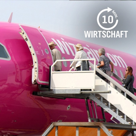 Passagiere besteigen ein Flugzeug des Billiganbieters Wizz-Air