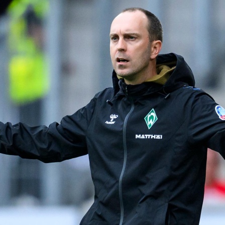 Bremens Trainer Ole Werner reagiert im Spiel