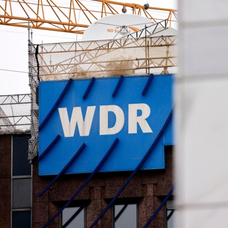  Im Bild der WDR-Schriftzug am WDR-Gebäude in Köln.