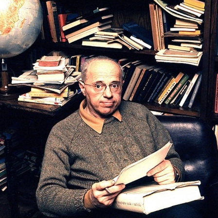 Der polnische Schriftsteller, Essayist und Philosoph Stanislaw Lem, aufgenommen in seiner Bibliothek in Krakau am 16.2.1975.