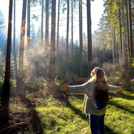 Frau im Wald