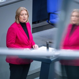 Die Bundesministerin für Arbeit und Soziales Bärbel Bas bei einer Rede im Bundestag in Berlin. Auf dem Foto spiegelt sie sich zweimal.