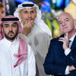 FIFA-Präsident Infantino nachdenklich neben Saudi-Arabiens König Abdullah