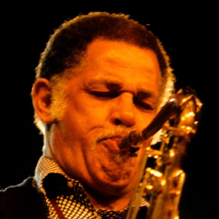 Porträt: Der Tenorsaxofonist Dexter Gordon beim Spiel