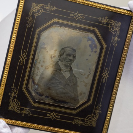 Die erste Daguerreotypie, die von der ersten Fotografin der Weltgeschichte, Laura Mitscherlich, aufgenommen wurde, und den Astronomen Franz Encke (1791 - 1865) zeigen soll