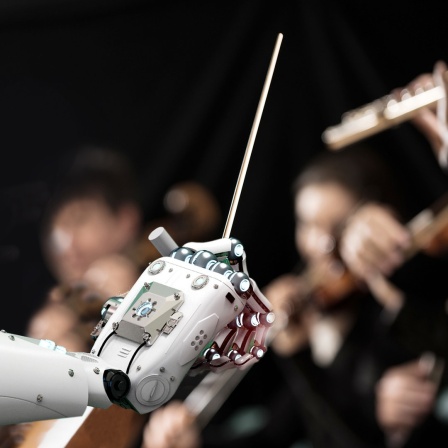 Roboter dirigiert ein Orchester (Montage)