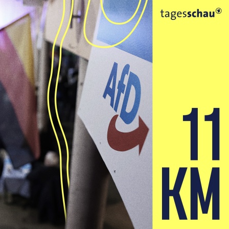 Ein Logo der AfD hängt im Hippodrom, dort hält die AfD Bayern ihren zweitägigen Landesparteitag ab.
